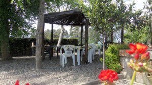Gazebo con tavoli vicino al fontanile